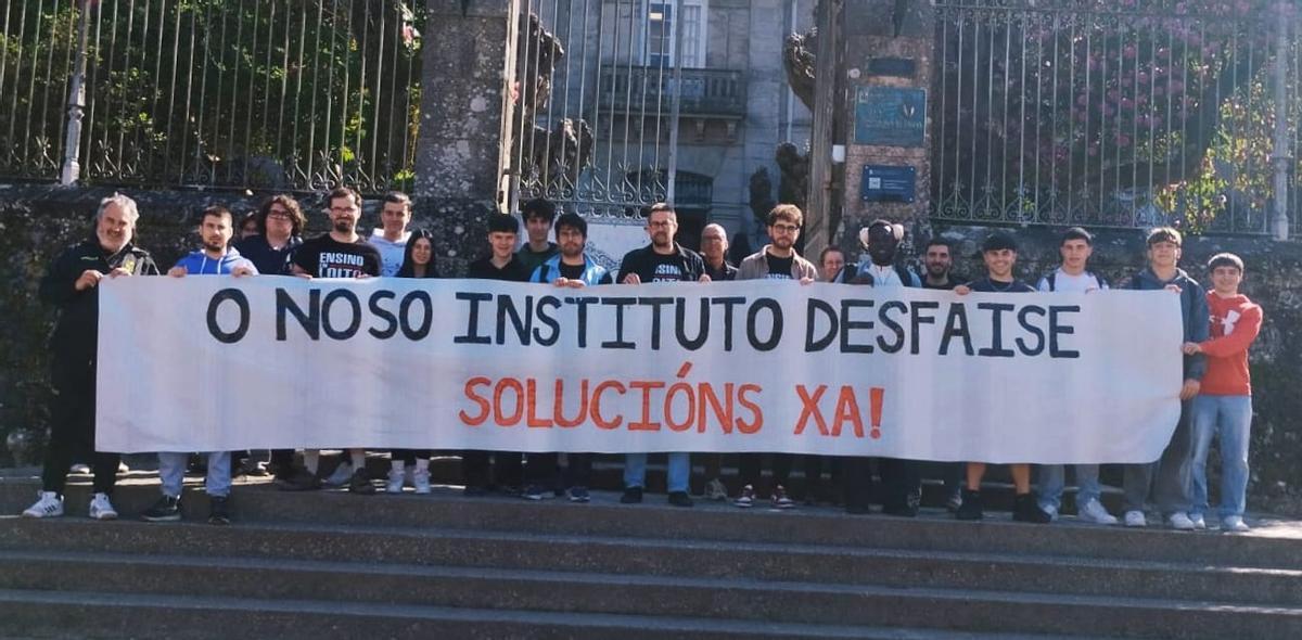 Concentración de alumnos diante do IES Fernando Blanco, de Cee.