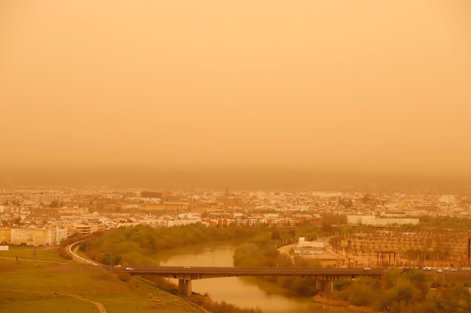 La borrasca Celia trae a Córdoba la calima con barro y cielo anaranjado