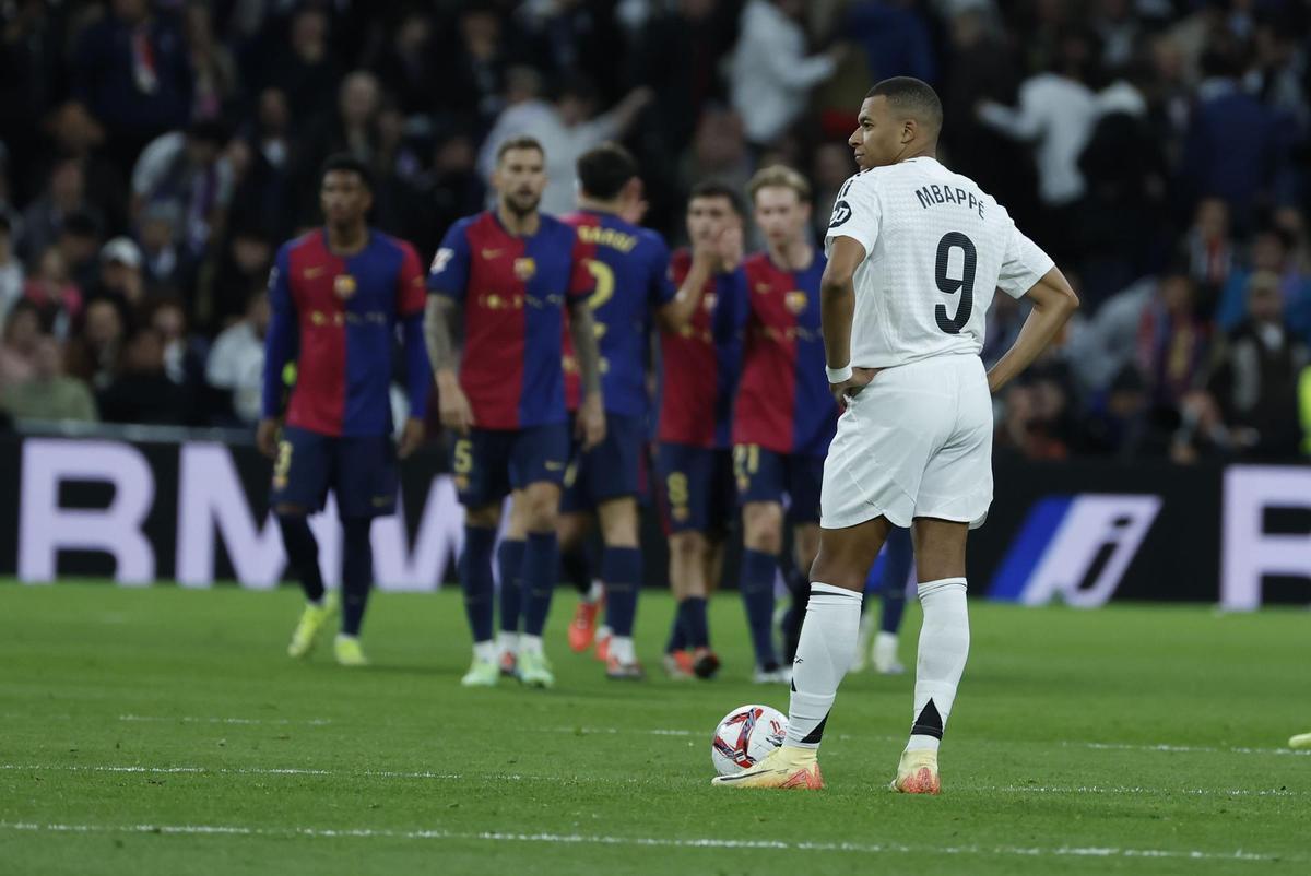 Kylian Mbappé mira a los jugadores del FC Barcelona celebrar un gol en el Bernabéu.