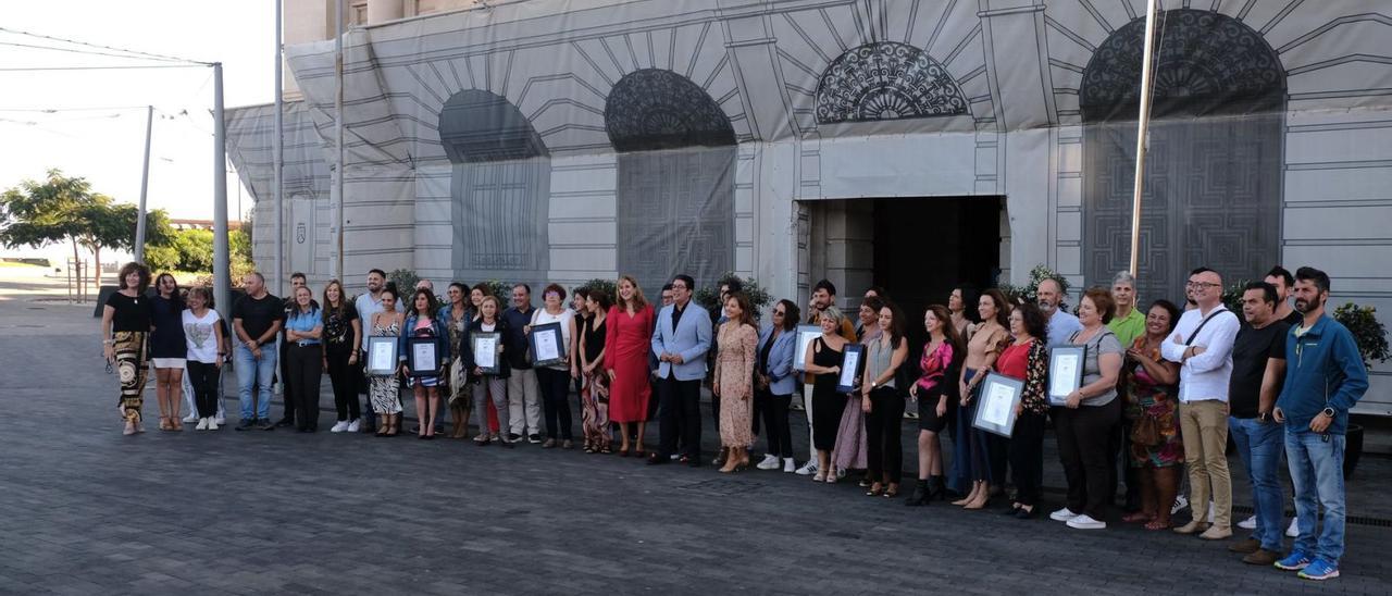 Foto de grupo de los trabajadores del Servicio de Atención a la Ciudadanía con el presidente, Pedro Martín, en la puerta del Cabildo. | | E. D.