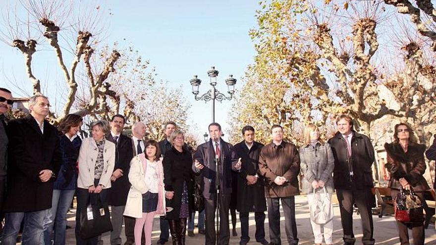 El regidor local, Abel Caballero, estuvo acompañado del teniente de alcalde, Santiago Domínguez, y otros miembros de la corporación durante la inauguración de la alameda de Bouzas, ayer.