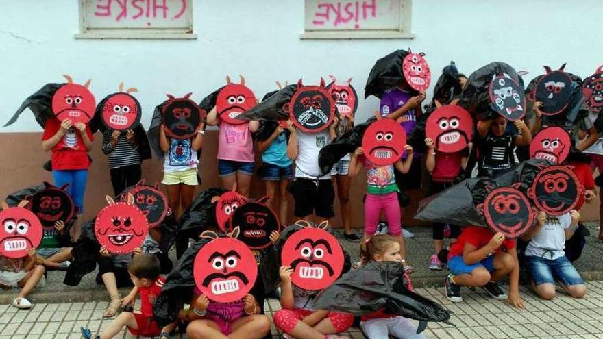 Talleres de mascaradas y de percusión animan las tardes en Manganeses de la Polvorosa