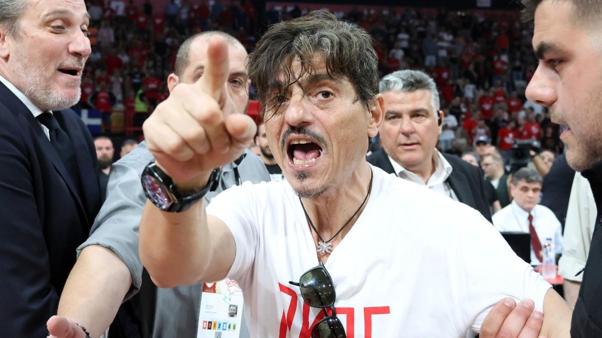 Dimitris Giannakopoulos, presidente de Panathinaikos, fue protagonista en el segundo partido de las finales griegas