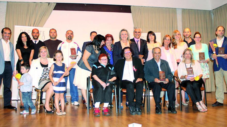 Foto de familia de los premiados con los organizadores y responsables municipales.