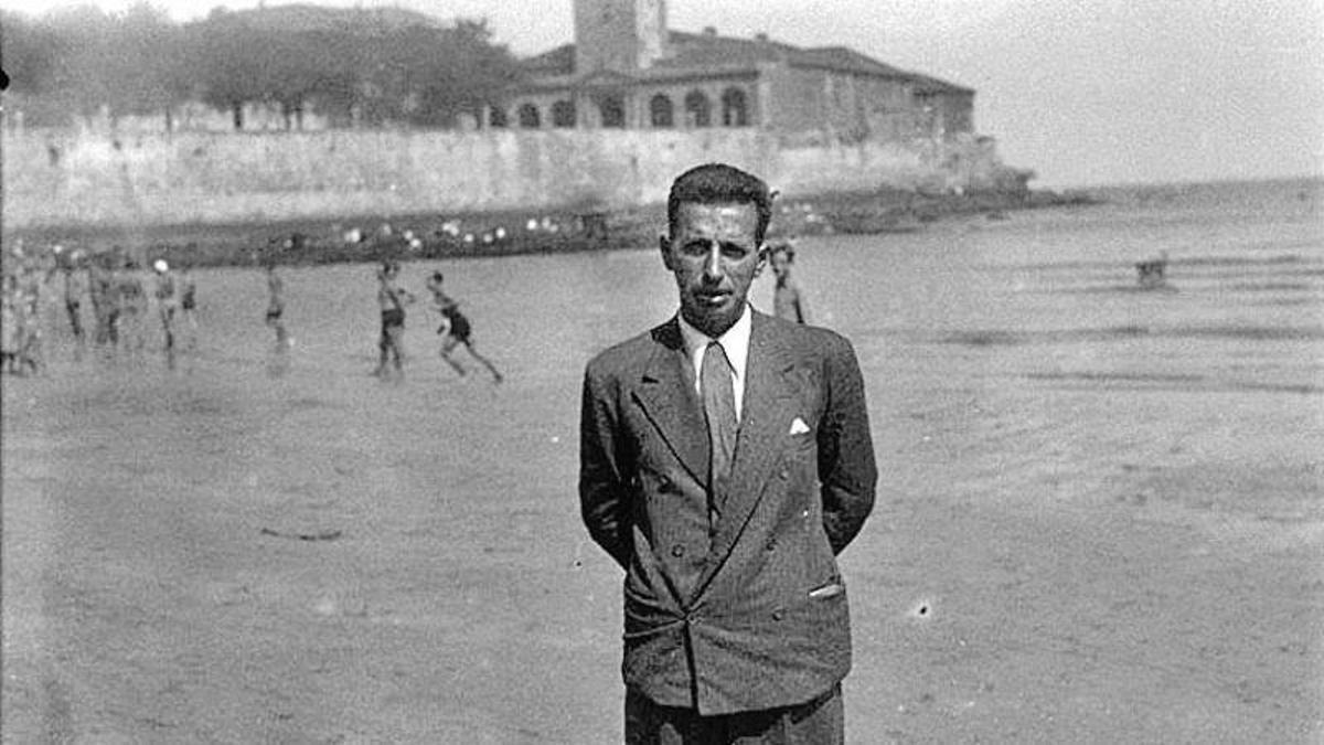 Constanino Suárez, retratado en la playa de San Lorenzo.