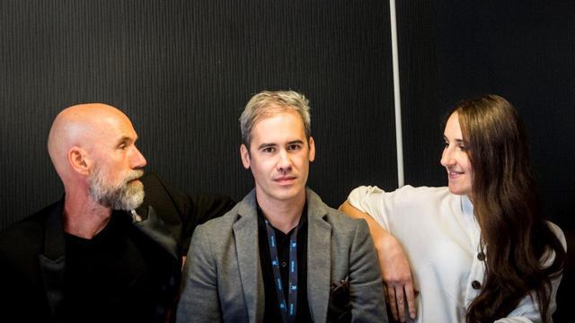 De izquierda a derecha, Julien Blaschke, Marco Escartín Lledó y Mariana Talpalaru, en la presentación de 'The invocation of Enver Simaku' en Sitges
