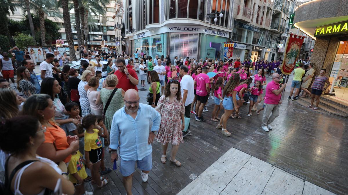 Festeros en la plaza de La Glorieta durante el pasacalles &quot;Soroll de festa&quot;