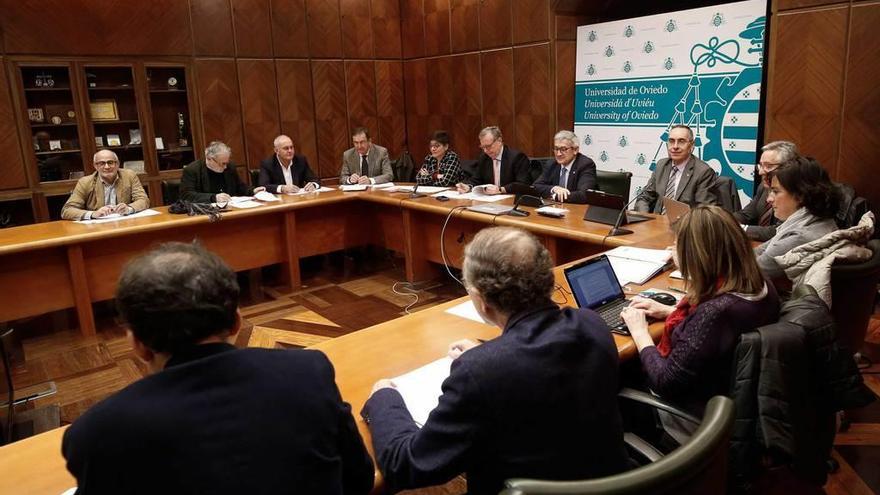 El consejero de Sanidad y el rector de la Universidad, al fondo, durante la reunión de ayer.