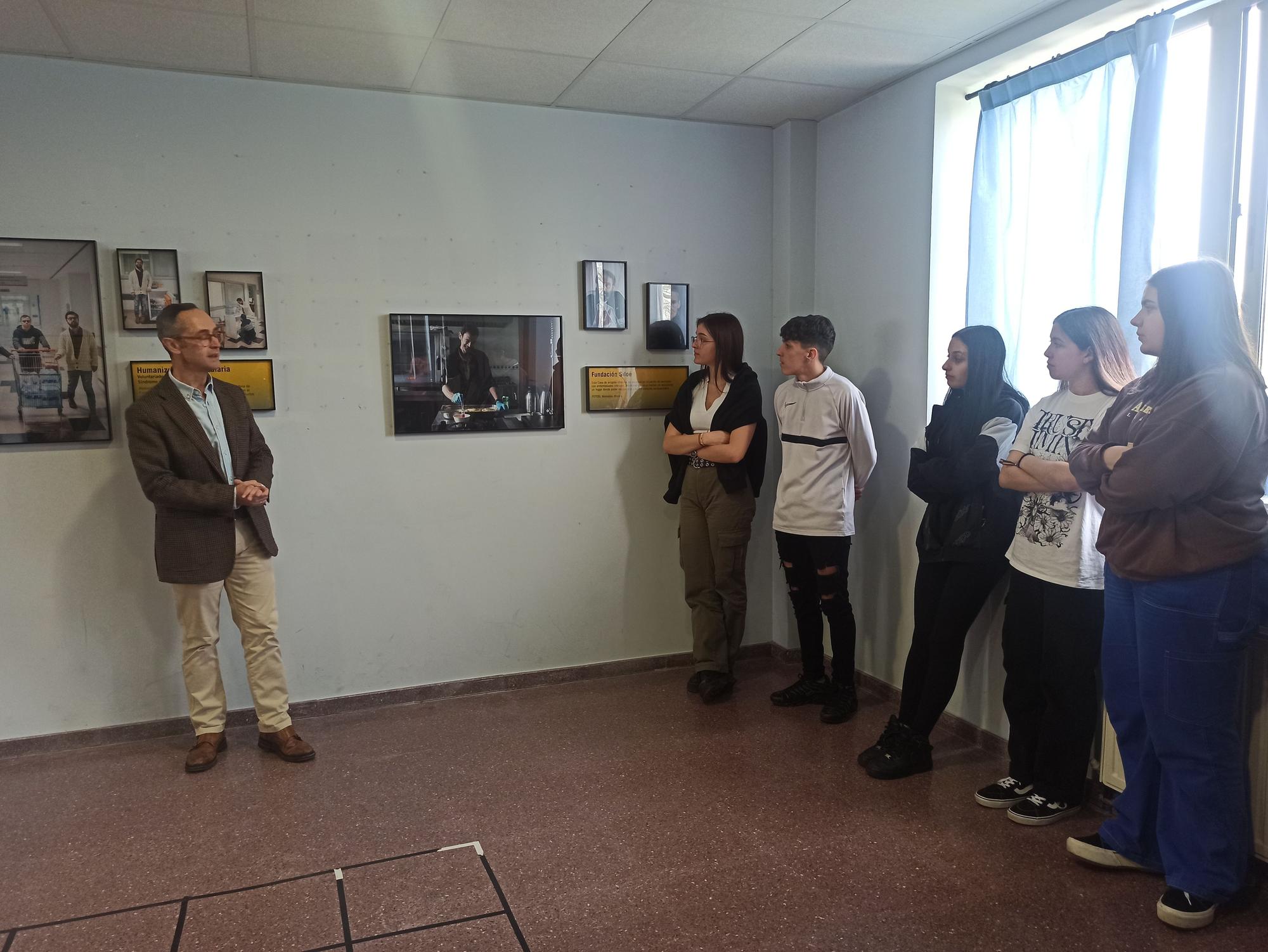 La exposición "Nuestros vecinos invisibles" sorprende a los alumnos del instituto de Llanera: "Es inspiradora"