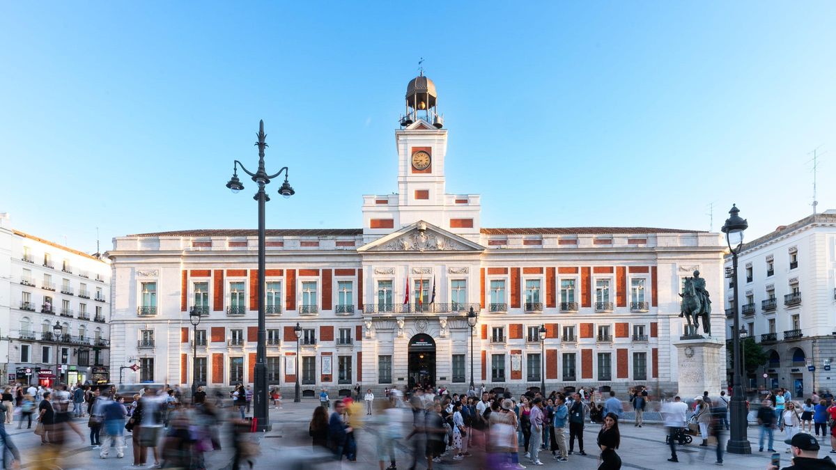 Vista de la Puerta del Sol de Madrid con la Real Casa de Correos al fondo.