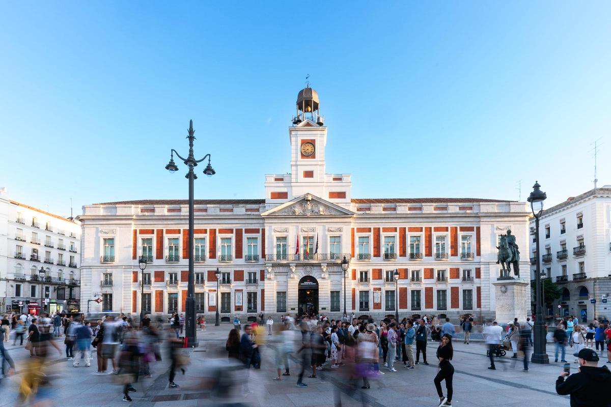 Vista de la Puerta del Sol de Madrid con la Real Casa de Correos al fondo.
