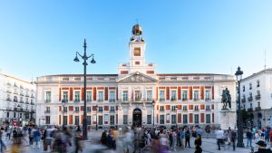 Vista de la Puerta del Sol de Madrid con la Real Casa de Correos al fondo.