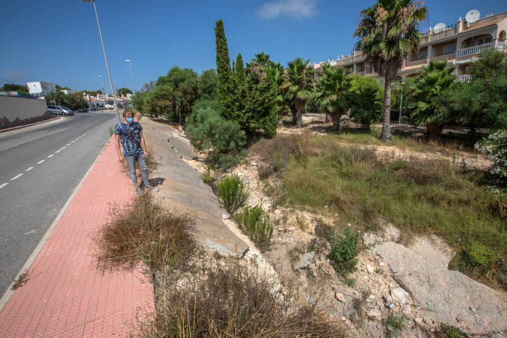 Residentes y turistas denuncian el abandono de las urbanizaciones del litoral con calles llenas de podas y escombros, maleza sin control y viales con socavones. Critican la inseguridad por la falta de