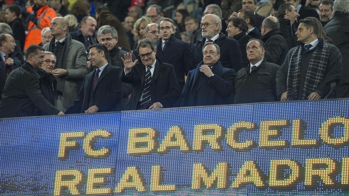 Florentino Pérez, en el palco del Camp Nou junto al presidente del Barcelona, Josep María Bartomeu