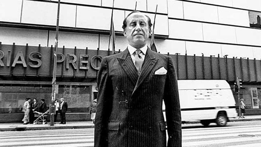 El empresario, ante el edificio de Galerías Preciados en Oviedo, en 1992.