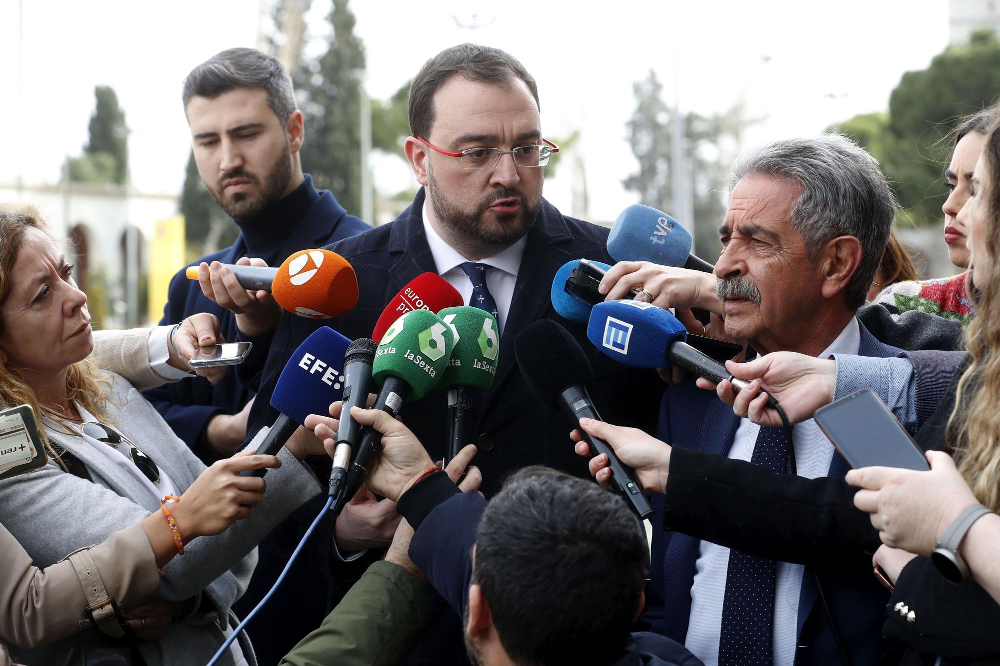 El presidente del Principado, Adrián Barbón y el presidente de Cantabria, Miguel Ángel Revilla en una reunión con la ministra de Transportes, Movilidad y Agenda Urbana, Raquel Sánchez.