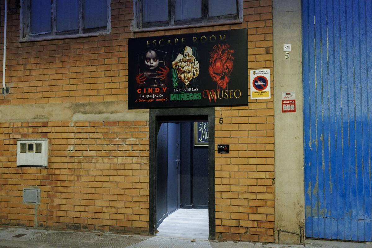 Imatges de la nau on hi ha La isla de las muñecas i s'obrirà pròximament Museu W i Cindy, la habitación