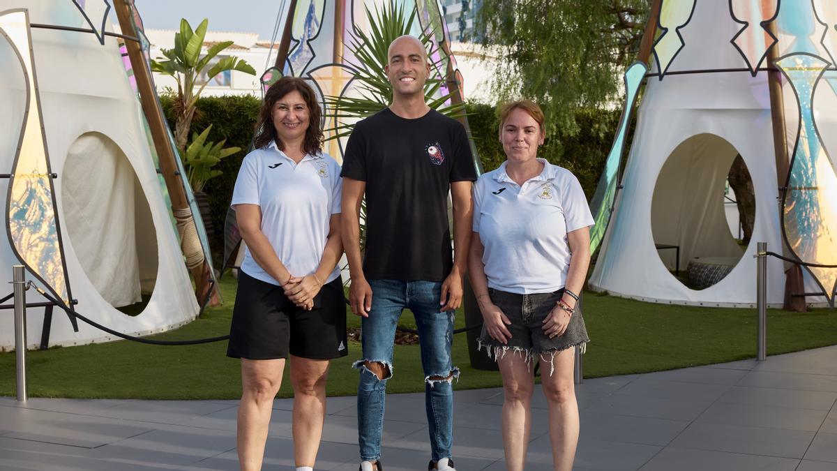Roberto de Lope, director de Hï Ibiza, junto con Laura Juan y Noelia Montesinos, delegadas del Puchi.
