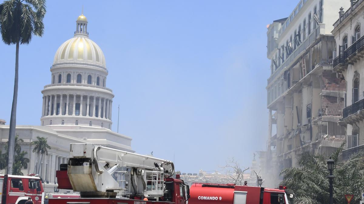 Camiones de bomberos junto al Hotel Saratoga de La Habana con la cúpula del Capitolio de la capital cubana al fondo.