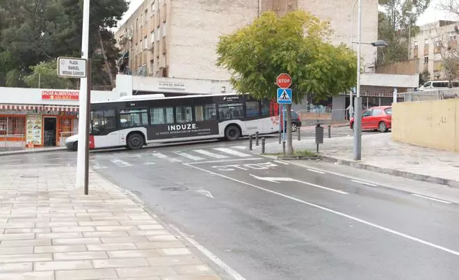 Las pedradas sufridas por los autobuses en Juan XXIII obligan a modificar el recorrido de tres líneas