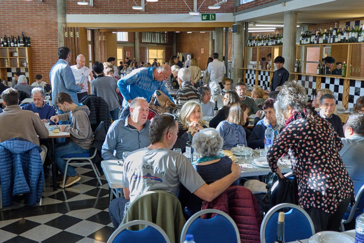 Taules plenes de gent per menjar escudella a l'Escola d'Hosteleria de Girona