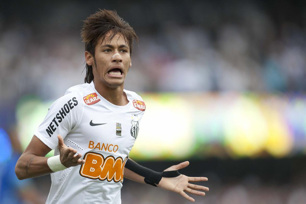BRA54. SAO PAULO (BRASIL), 13/05/2012.- El jugador de Santos, Neymar, celebra una anotación ante Guaraní hoy, domingo 13 de mayo de 2012, durante el partido por la final del Campeonato Paulista en el estadio Morumbi, en Sao Paulo (Brasil). EFE/Sebastião Moreira. HORIZONTAL