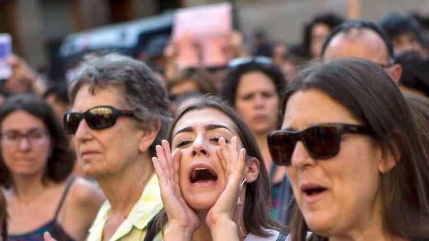 Concentración ayer en Barcelona contra la decisión judicial de dejar en libertad provisional a &quot;la Manada&quot;.