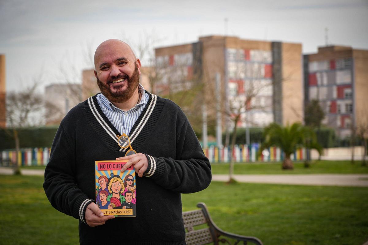 El escritor, Justo Macías, con su primera novela 'No lo cuentes'.