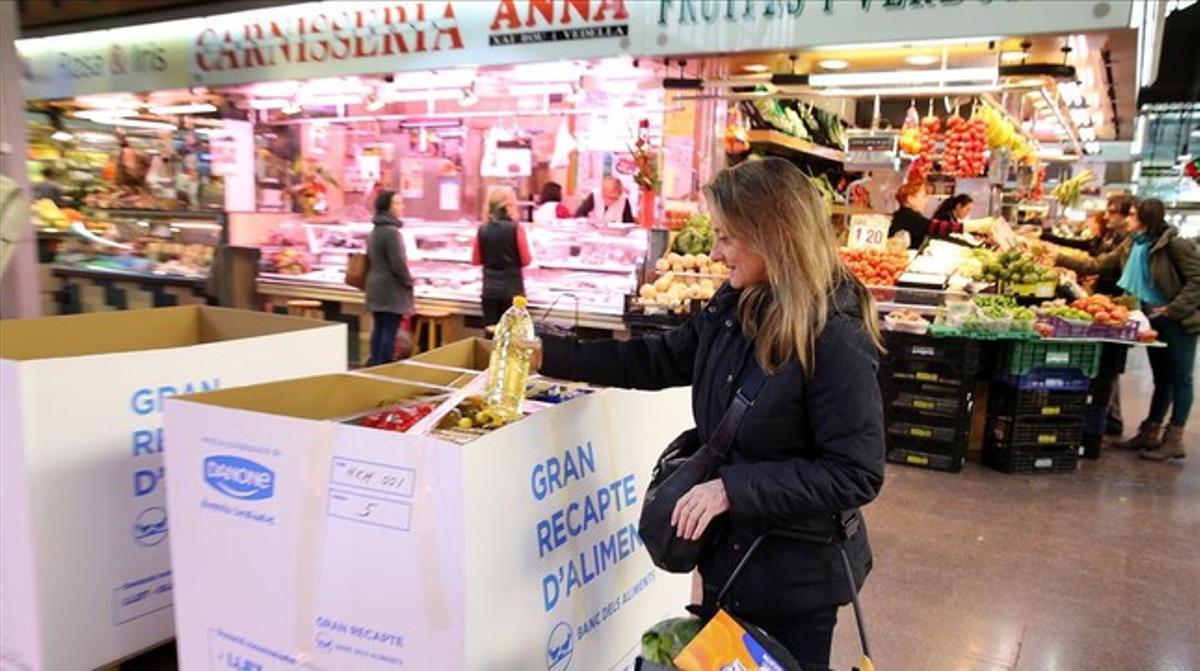 Voluntaris recullen aliments al supermercat Mercadona de Copa d’Or a Lleida.