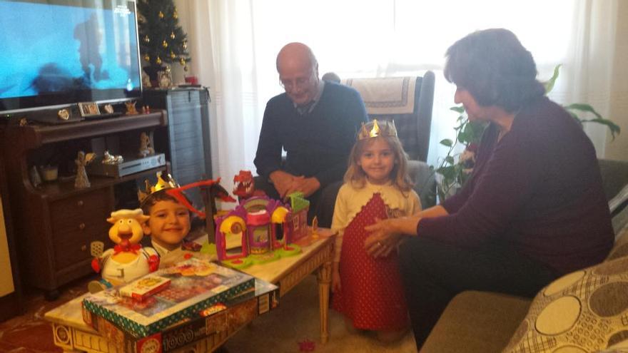 Manu y Laura jugaron junto con sus abuelos con todos los juguetes que sus Majestades dejaron en casa