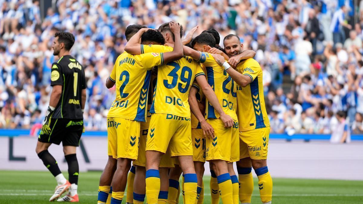 Los aficionados de la UD Las Palmas disfrutando del encuentro de ida de las semifinales del playoff de ascenso ante el Málaga