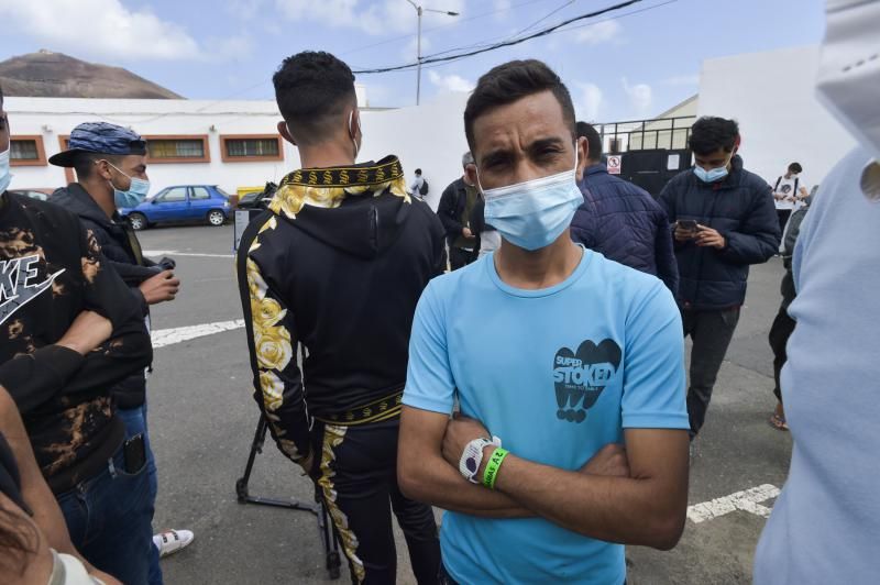 Inmigrantes a las puertas del campamento Canarias 50