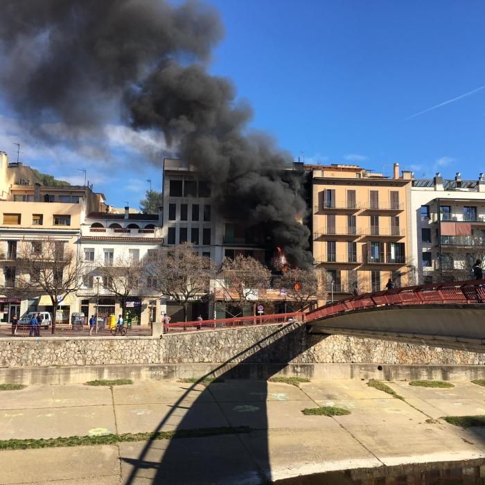 Incendi en un edifici en rehabilitació del carrer del Carme de Girona