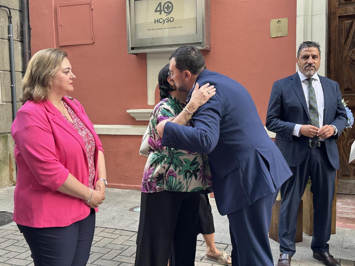 El presidente del Principado saluda a la alcaldesa de Allande, Mariví López, en presencia de la regidora de Tineo, Montserrat Fernández.