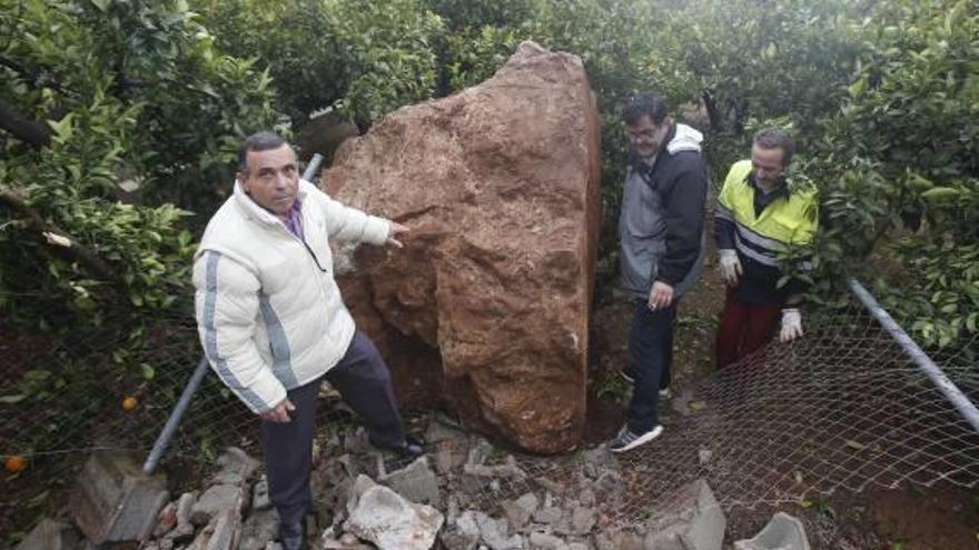 Una roca de varias toneladas derriba pinos, vallas y un muro al despeñarse