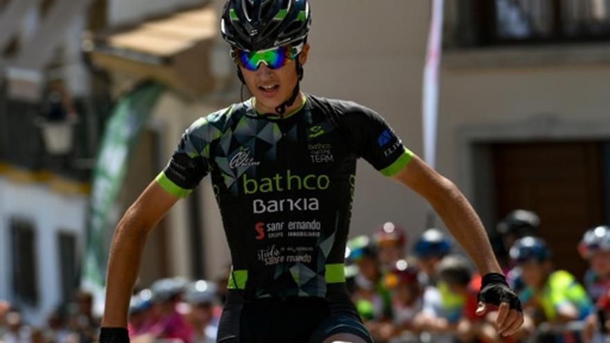 Pablo Canales celebra la victoria en la meta de Carcabuey.