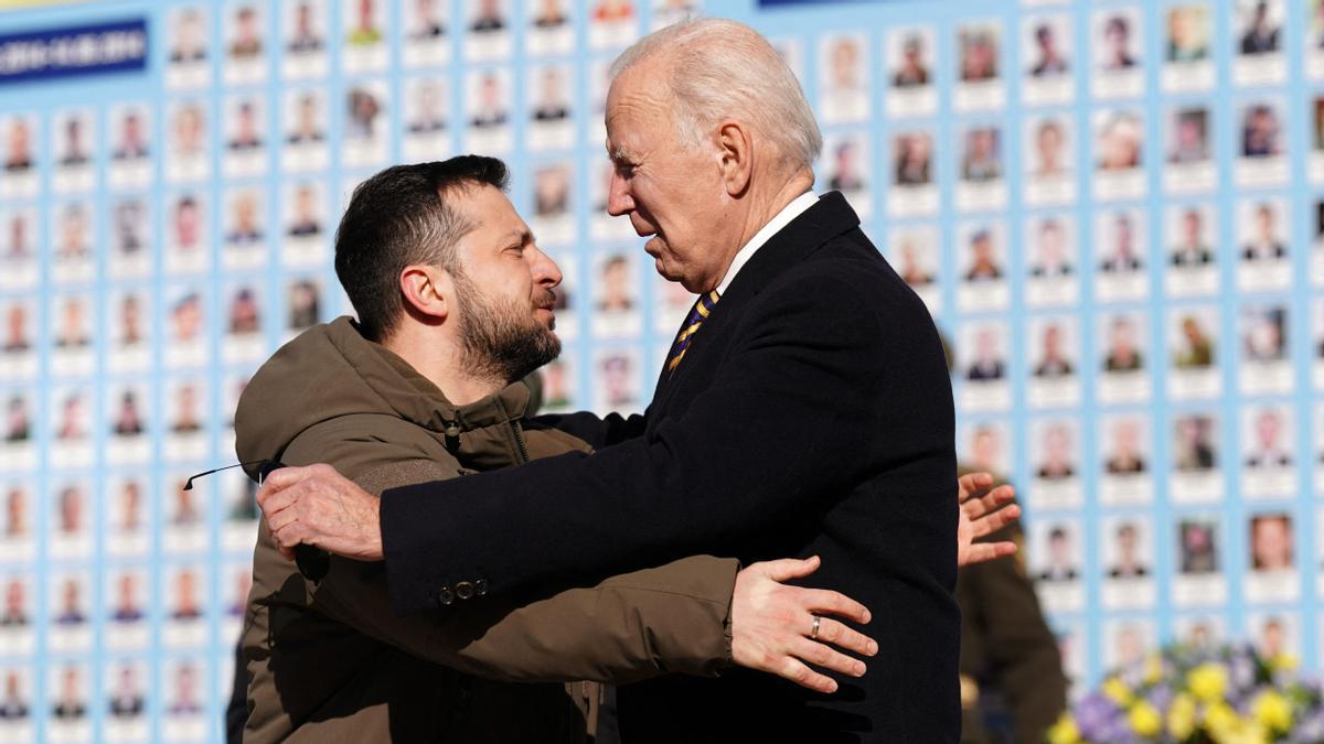 US President Joe Biden (R) is greeted by Ukrainian President Volodymyr Zelensky (L) during a visit in Kyiv on February 20, 2023. - US President Joe Biden made a surprise trip to Kyiv on February 20, 2023, ahead of the first anniversary of Russia's invasion of Ukraine, AFP journalists saw. Biden met Ukrainian President Volodymyr Zelensky in the Ukrainian capital on his first visit to the country since the start of the conflict. (Photo by Dimitar DILKOFF / AFP)