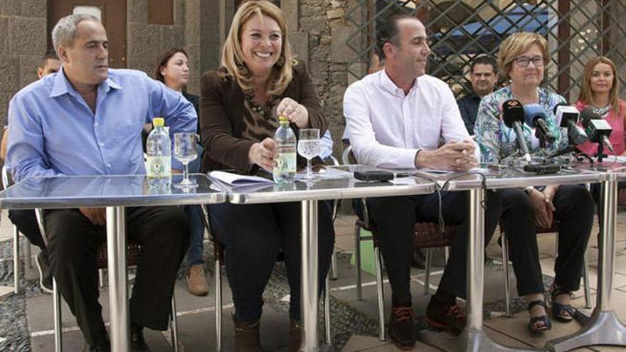 Los candidatos de Coalición Canaria, Nueva Canarias, PP y Alternativa por Teror (i-d) Juan Navarro, Isabel Guerra, Jose Luis Báez y Sebastiana González. | Efe