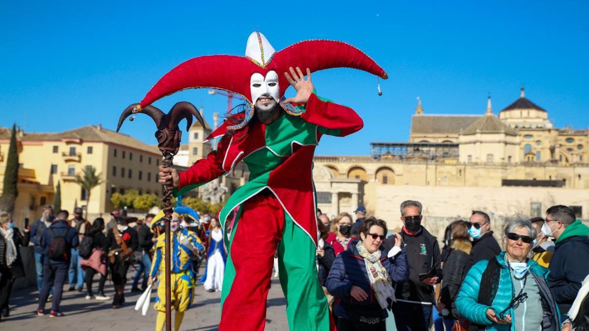 Un pasacalles multicolor inaugura el Mercado Renacentista de Córdoba