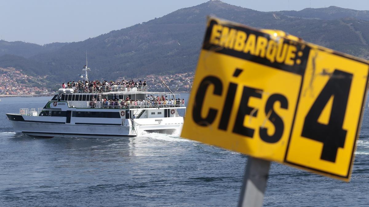 Salida de un barco entre Vigo y las islas Cíes.