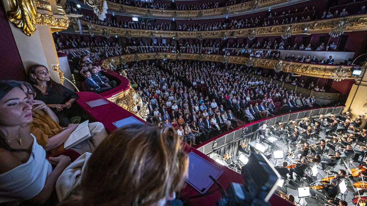 El Gran Teatre del Liceu inaugura la temporada con la ópera &quot;Eugene Onegin&quot;, de Chaikovski.