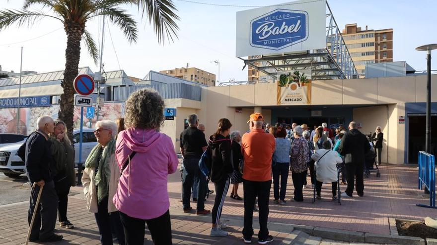 Largas colas en el mercado de Babel para comprar el Bono Comercio de Alicante.