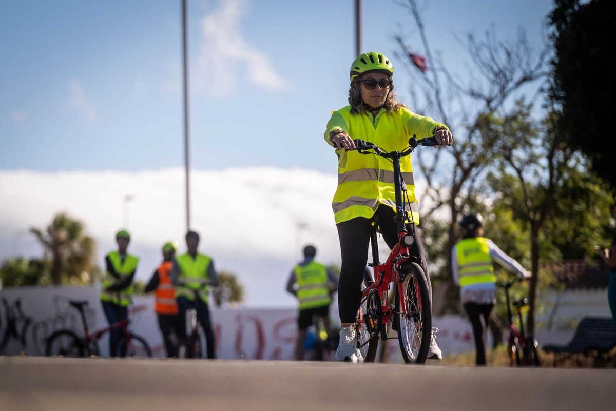 Sara, en su primer día de clase para aprender a montar en bici.