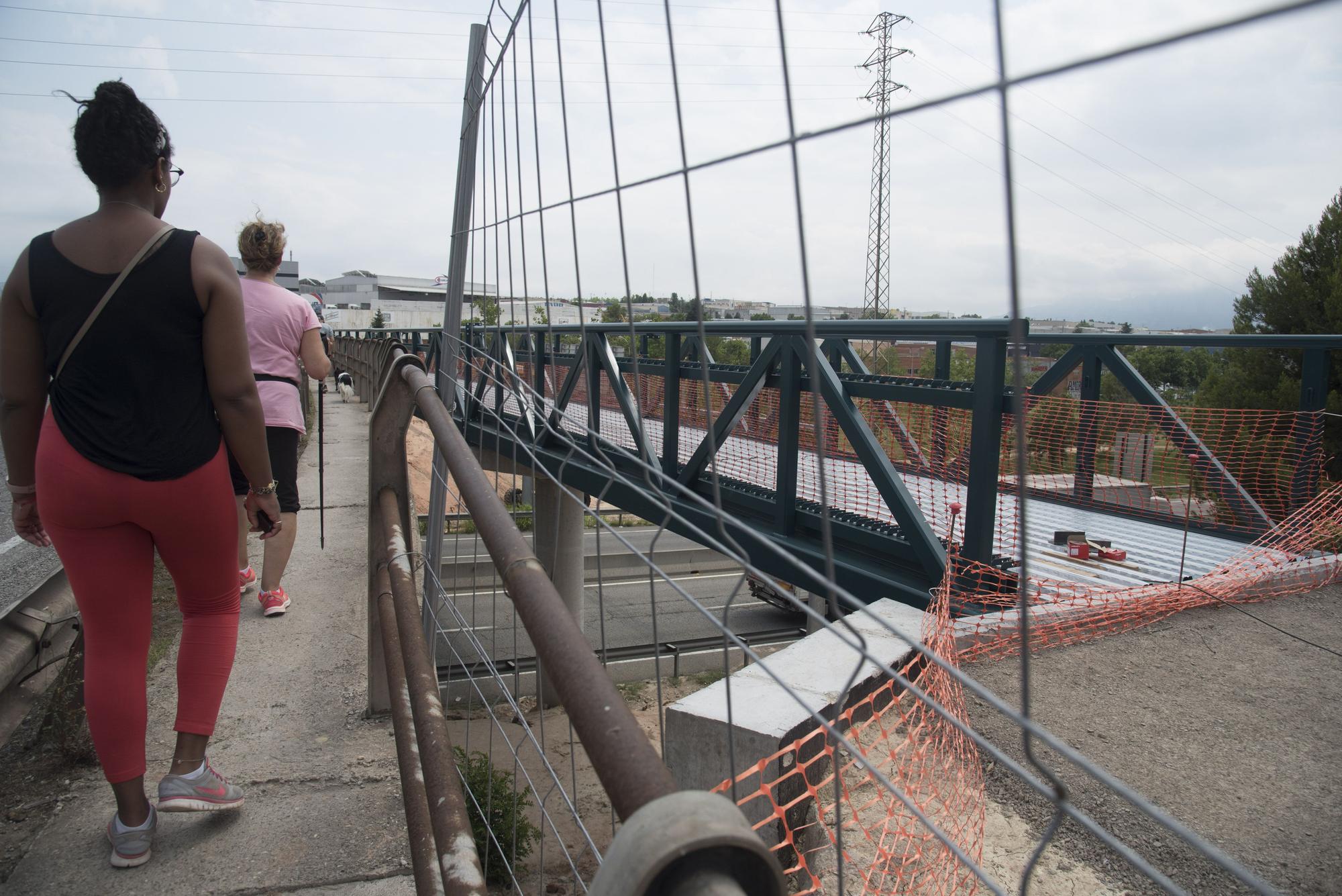 Instal·lació de la part metàl·lica de la passarel·la per a vianants i ciclistes a Manresa