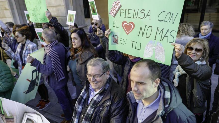 Protesta vecinal contra la gasolinera de Viesques.