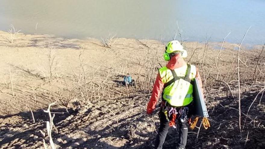 Els bombers rescaten un home sa i estalvi que s&#039;havia enfonsat al fang de la riba del pantà de Sau