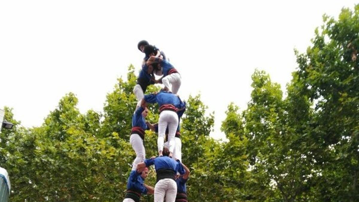 Los Cargolins de Esplugues durante la construcción del 'tres de vuit', este domingo en su ciudad con motivo de las fiestas de Santa Magdalena.