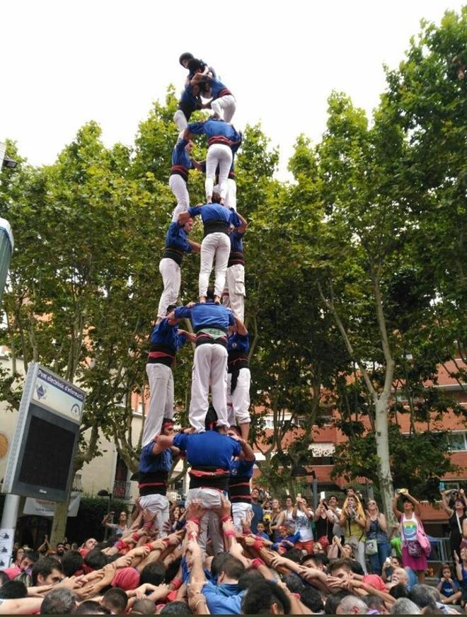 Els Cargolins d’Esplugues durant la construcció del tres de vuit, aquest diumenge a la seva ciutat amb motiu de les festes de Santa Magdalena.