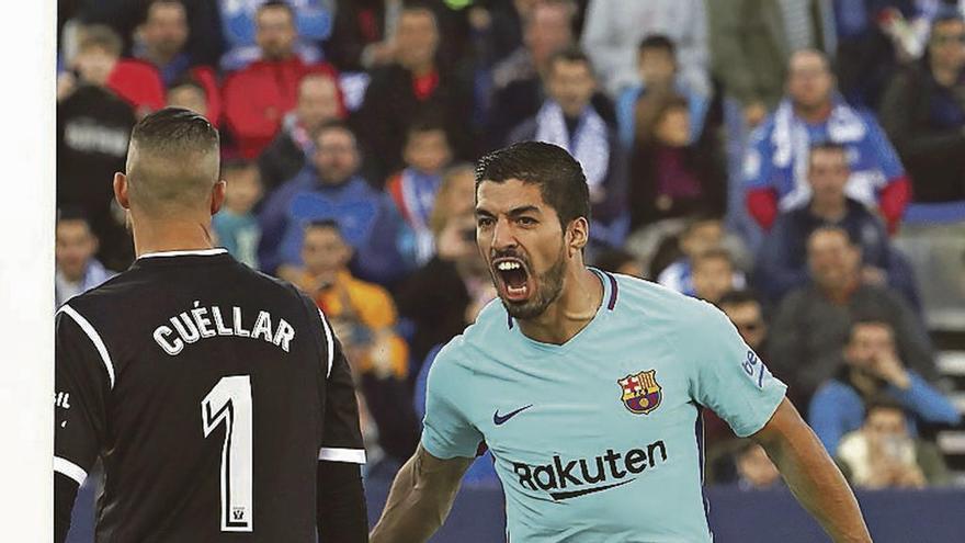 Luis Suárez celebra su segundo gol en la cara de Cuéllar, ayer.