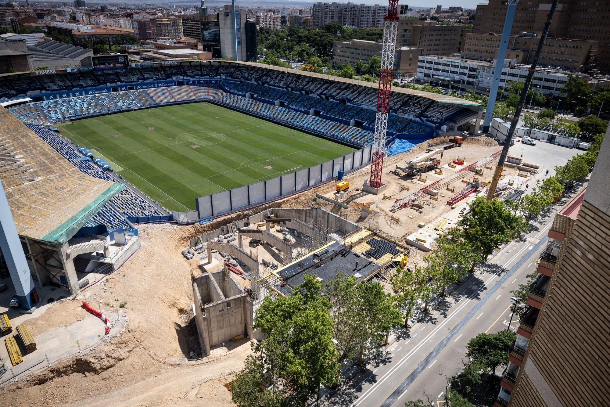 En imágenes | Desmontaje de los focos de La Romareda y estado del campo tras el último partido antes de la demolición